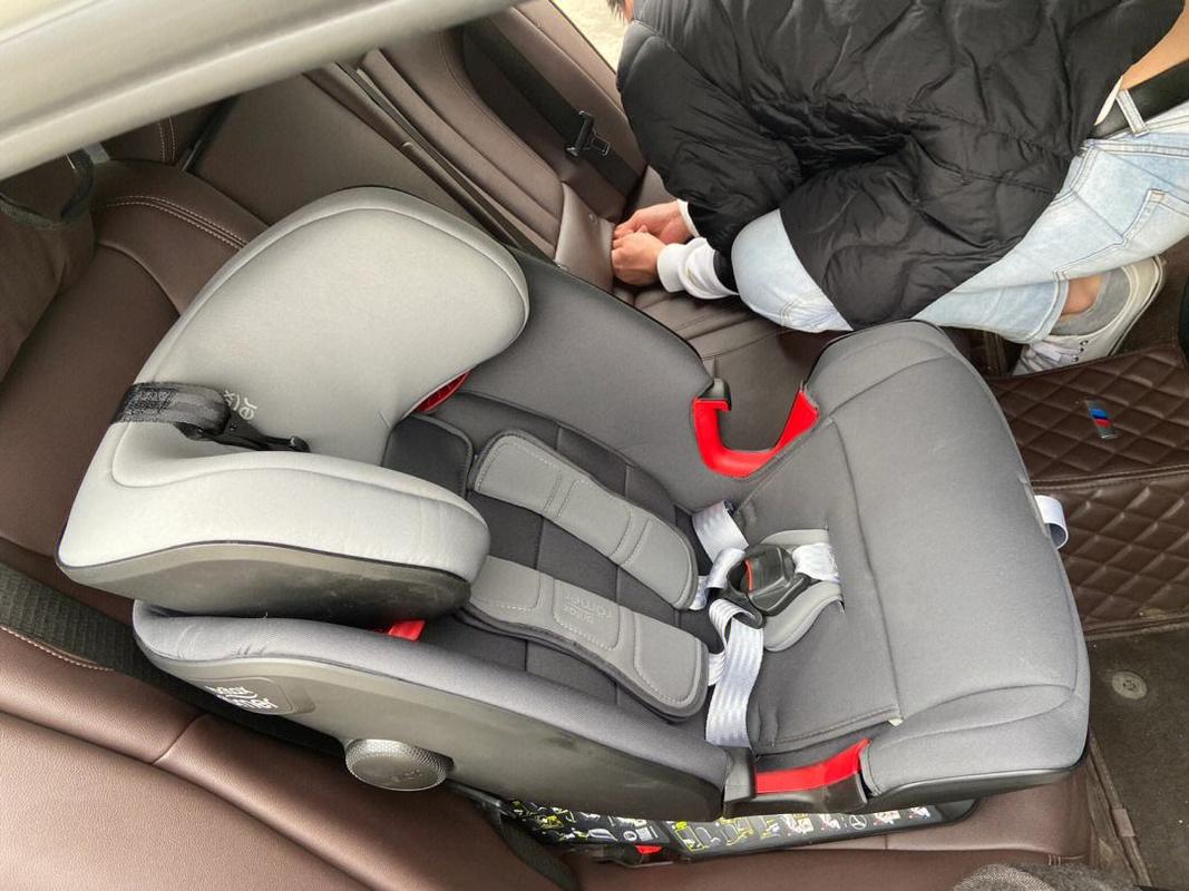 安装儿童安全座椅的视频