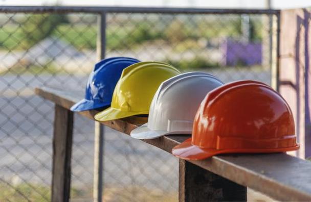 进入装b现场带好安全帽