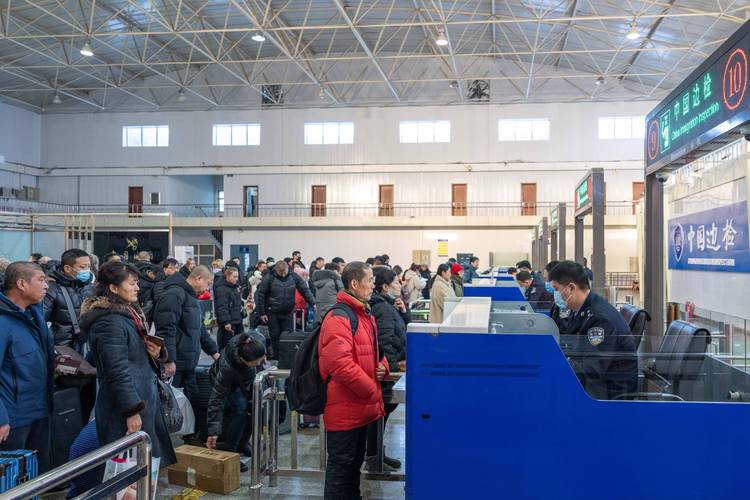 新华社报道:黑河口岸跨境客流迎来高峰