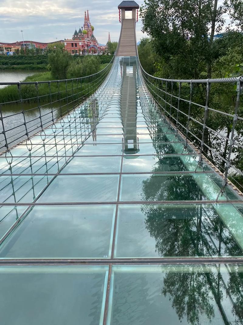 玻璃栈道的玻璃安全吗