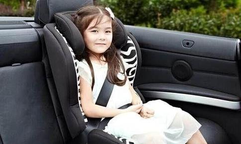 大人小孩一起绑安全带