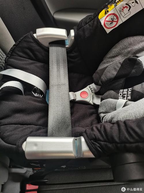 三个月宝宝坐安全提篮