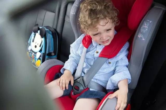 孩子一坐安全座椅就哭