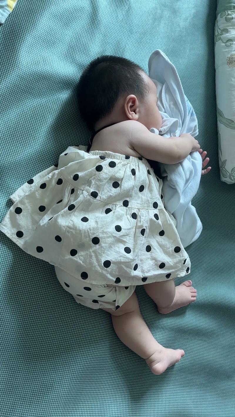 宝宝没安全感要抱着睡