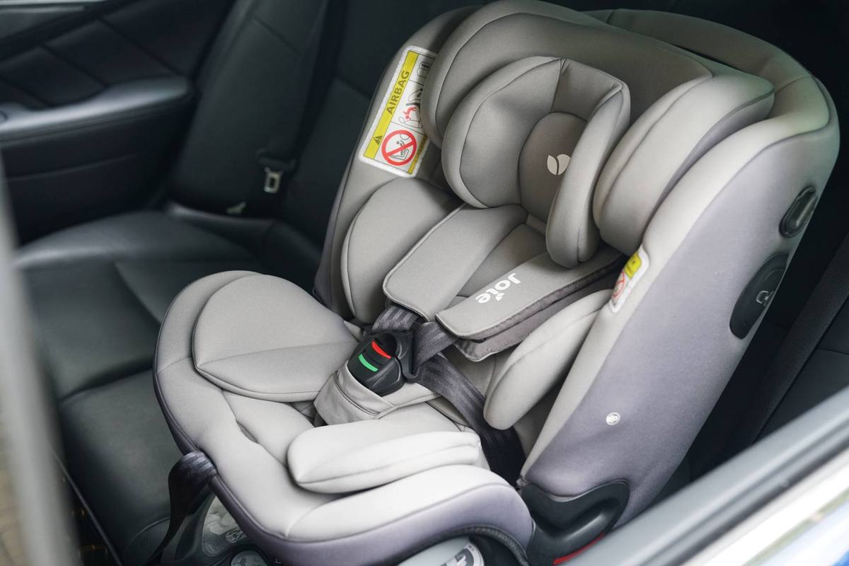 有前置护体的安全座椅