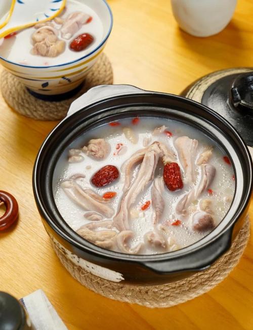 痛风可以吃猪肚煲鸡吗