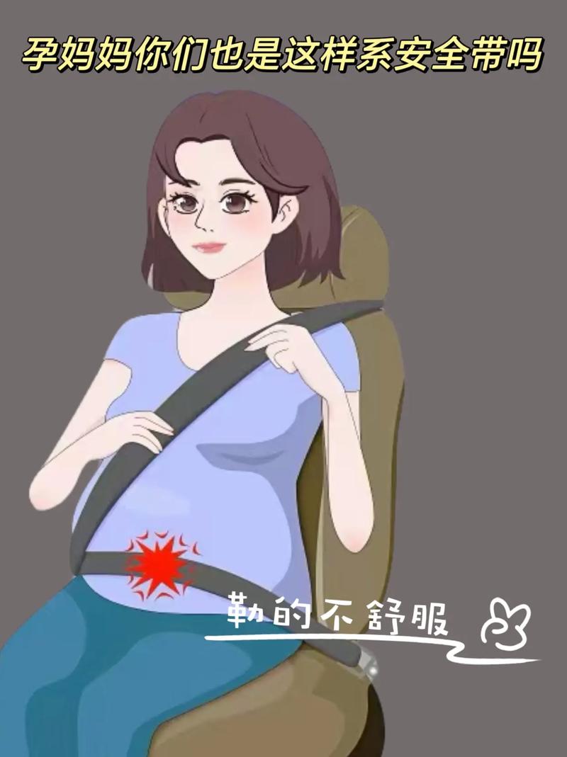 大人抱着宝宝系安全带