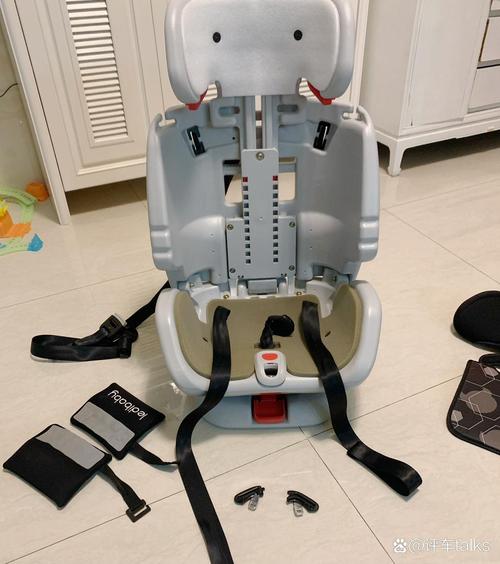 安全座椅是安全带固定