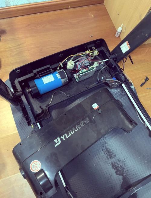 跑步机的安全锁在哪里