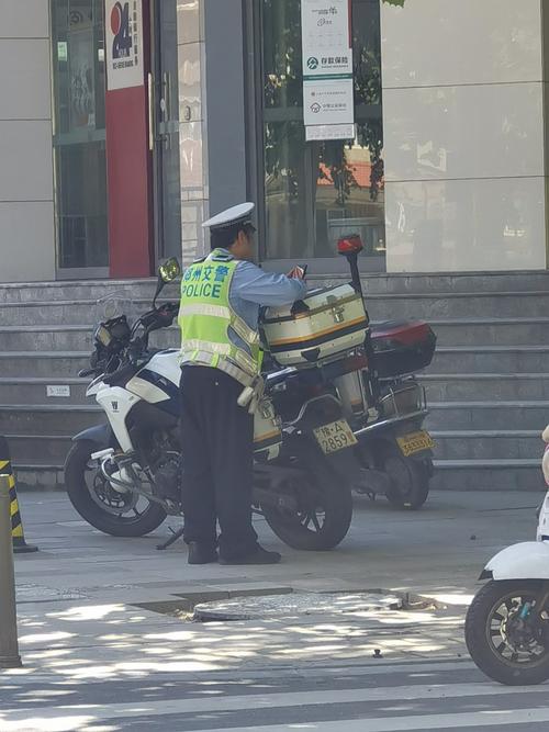 摩托车后座没带安全帽