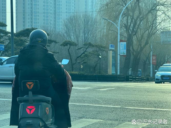 摩托车后座没带安全帽