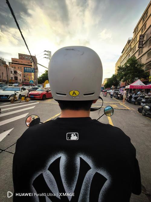 摩托车没带安全帽被拍