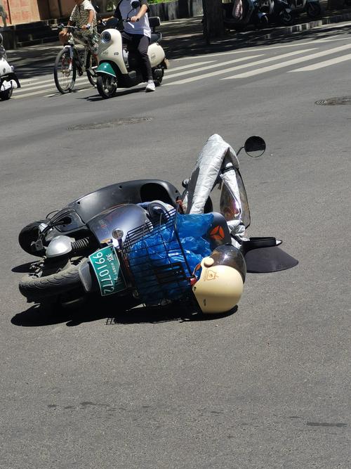 摩托车没带安全帽被拍